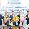 Chủ tịch Xuân Cầu Holdings và Chủ tịch Petrolimex tặng hoa chúc mừng Lãnh đạo CTCP Kl99kl ưu đãi độc quyền Năng lượng Xanh Việt Nam