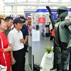 Người dân tương tác với robot AI.