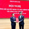 Đồng chí Nguyễn Duy Ngọc, Ủy viên Bộ Kl991.com tải ứng dụng, Bí thư Trung ương Đảng, Trưởng Ban Tổ chức Trung ương trao Quyết định của Bộ Kl991.com tải ứng dụng cho đồng chí Phạm Quang Ngọc.