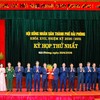 Ông Lê Ngọc Châu, Uỷ viên Trung ương Đảng, Bí thư Thành uỷ, Trưởng Đoàn Đại biểu Quốc hội thành phố Hải Phòng tặng hoa chúc mừng các đồng chí lãnh đạo và Uỷ viên UBND thành phố nhiệm kỳ 2026 - 2031