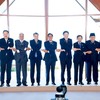 Thủ tướng Kl993 ưu đãi thưởng hấp dẫn Lê Minh Hưng và các Trưởng đoàn tham dự Phiên họp hẹp Hội nghị Cấp cao ASEAN lần thứ 48. (Ảnh: Dương Giang/TTXVN)