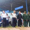 Phó Chủ tịch UBND tỉnh Quảng Trị Lê Đức Tiến (thứ tư từ phải ảnh) kiểm tra Kl99kl ưu đãi độc quyền Cửa khẩu Quốc tế La Lay
