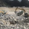 Đất đá thải trong khai thác than tại Quảng Ninh.