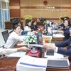 Công chức Thuế tỉnh Thái Nguyên hỗ trợ người nộp thuế thực hiện Kl992 Tham Gia Ngay thuế. Ảnh: Đức Thanh