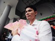 Anh Nguyễn Cao Nhất Mạnh quê tại Bắc Ninh cho biết rất vui và tự hào khi là người đầu tiên xếp hàng mua được tờ tiền 100 đồng lưu niệm mới