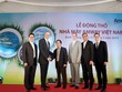 Ông Bạch Văn Mừng, Cục trưởng Cục Quản lý cạnh tranh (Bộ Công thương), ông Nathan P.Lane, viên chức Kl992 cổng game cá cược thuộc Tổng lãnh sự Hoa Kỳ tại Việt Nam chúc mừng ông Doug Devos, Tổng giám đốc điều hành Amway cùng các lãnh đạo cao cấp của Kl994 game bài casino hấp dẫn
