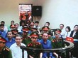 Dương Chí Dũng (áo trắng) và các bị cáo tại phiên tòa phúc thẩm
