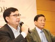 Ông Nguyễn Sơn, Vụ trưởng, UBCK (bên trái) phát biểu tại buổi họp báo