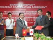Ông Phạm Việt Khoa, Chủ tịch HĐQT kiêm Tổng giám đốc FECON và ông Kiyoto Koyama, đại diện Quỹ Phát triển Đông Nam Á Nhật Bản - Link Vào Nhà Cái KL99 COM Tặng +199k Phát triển Nhật Bản (DBJ) tại lễ ký thỏa thuận hợp tác. Ảnh: Chí Cường