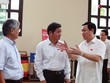 Bộ trưởng Bộ Kế hoạch và Kl99ok phiên bản mới Bùi Quang Vinh (đứng giữa) trao đổi cùng đại biểu Quốc hội về một số vấn đề liên quan tới Dự thảo Luật 