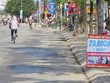 Quảng cáo phí Kl99kl phiên bản hoạt động tự nguyện người ngồi trên xe 20.000 đồng/năm vẫn xuất hiện trên hè phố  