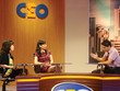 Bà Nguyễn thị Minh Thắng, Giám đốc điều hành Công ty cổ phần Thương mại và Dịch vụ Ngọc Quý (ngồi giữa) bảo vệ quyết định của mình trước sự phản đối của nhân viên