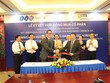 Ông Warren Baker, Giám đốc Quỹ Kl99ok phiên bản mới GEM Global Yield Fund và ông Nguyễn Thiện Phú, Phó tổng giám đốc FLC ký kết Hợp đồng Kl99ok phiên bản mới