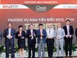 Ông Nguyễn Văn Phúc, Phó chủ nhiệm Ủy ban Kl992 cổng game cá cược của Quốc hội trao kỷ niệm chương cho các DN được bình chọn có thương vụ M&A tiêu biểu 2014