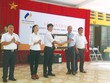 Ông Bùi Hoài Giang, Phó tổng giám đốc Tổng CTCP Kl99kl phiên bản hoạt động Petrolimex (PJICO) trao tặng tài trợ cho ông Nguyễn Trung Kiên, Hiệu trưởng Trường THCS Thị trấn Đồng Văn