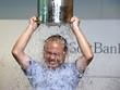 Masayoshi Son tham gia thử thách dội nước đá trong một sự kiện tại Tokyo. Ảnh: Bloomberg