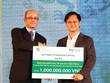 Ông Nguyễn Văn Hồng, Phó tổng Biên tập  Báo Kl99ok phiên bản mới (bên phải), thay mặt Ban Biên tập Báo Kl99ok phiên bản mới nhận món quà của Dragon Capital tặng cho Quỹ Học bổng Vì trẻ em Việt Nam do Báo Kl99ok phiên bản mới sáng lập