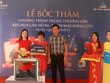 Lãnh đạo Vinhomes trao giải đặc biệt là chiếc Mercedes-Benz C200 cho khách hàng