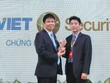 Đại diện cho BVSC, Tổng giám đốc Nhữ Đình Hòa nhận giải thưởng “Nhà tư vấn M&A tiêu biểu nhất 2009 - 2013”
