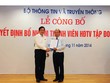 Bộ trưởng Nguyễn Bắc Son trao quyết định bổ nhiệm cho ông Nguyễn Mạnh Thắng. Ảnh: Vũ Nhung (mic.gov.vn)