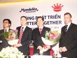 Ông Trần Kim Thành, Chủ tịch HĐQT Kinh Đô (thứ hai từ phải sang) và ông Tim Cofer, Phó chủ tịch cấp cao Kl994 game bài casino hấp dẫn Mondelez (thứ hai từ trái sang) tại Lễ ký Thỏa thuận mua bán cổ phần của BKD - Ảnh: Lê Toàn