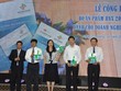 Chủ tịch HNX tặng 2 cuốn sổ tay cho Phó chủ tịch UBCK Nguyễn Thị Liên Hoa, 
Tổng Biên tập Báo Kl99ok phiên bản mới Nguyễn Anh Tuấn và đại diện DN trên HNX