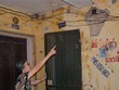 Chung cư B7 đã xuống cấp trầm trong sau hơn 30 năm sử dụng.