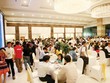 Khách hàng phải xếp hàng xem căn hộ mẫu Vinhomes Central Park - Ảnh: Lê Toàn