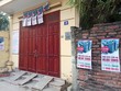 Nhiều dự án trăm tỷ chen nhau "leo" tường rào, gốc cây, cột điện là hình ảnh thường gặp trong cách làm truyền thông của các đơn vị phân phối năm qua - Ảnh: Trọng Hiếu