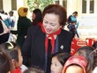 Bà Nga ân cần trò chuyện, động viên các em học sinh nghèo xã Ân Nghĩa, huyện Lạc Sơn, Hòa Bình
