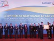 Chủ tịch HĐQT Đào Đình Thi thay mặt lãnh đạo Kl994 game bài casino hấp dẫn Bảo Việt đón nhận Huân chương Lao động Hạng Nhất do Phó Chủ tịch nước Nguyễn Thị Doan trao tặng