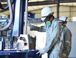 Công nhân đang thao tác trên dây chuyền đóng phuy tự động của Xưởng hóa chất