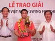 Bộ trưởng Bộ Kế hoạch và Kl99ok phiên bản mới Bùi Quang Vinh (bên phải) - Chủ tịch giải đấu và Ts. Nguyễn Anh Tuấn (bên trái) - Tổng Biên tập Báo Kl99ok phiên bản mới, Trưởng Ban tổ chức trao giải Vô địch cho golf thủ Đỗ Xuân Hưng. Ảnh: Đức Thanh