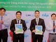 Đại diện Công ty Tiến Phát, chủ Kl99ok phiên bản mới Dự án The Ascent nhận chứng chỉ EDGE cho các công trình sử dụng tài nguyên hiệu quả 