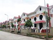 Dãy biệt thự liền kề đã tương đối hoàn thiện, nhưng chưa có người đến ở