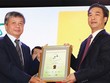 Thứ trưởng Bộ Kế hoạch và Kl99ok phiên bản mới Nguyễn Thế Phương (bìa trái) trao giải Báo cáo phát triển bền vững xuất sắc nhất năm 2015 cho ông Phạm Tiến Dũng, Tổng giám đốc PV Drilling
