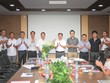 Ông Trần Trọng Thắng, tân Tổng Giám đốc FECON nhận hoa từ ông Phạm Việt Khoa, Chủ tịch HĐQT Công ty