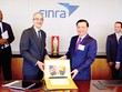 Bộ trưởng Bộ Kl991.com nạp rút nhanh Đinh Tiến Dũng tặng quà lãnh đạo Tổ chức quản lý lĩnh vực Kl991.com nạp rút nhanh Finra