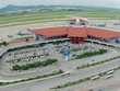 Sân bay Nội Bài hiện có hai đường băng song song, trong đó đường băng hướng 11L/29R dài 3.200 m rộng 45m, đường băng 11R/29r dài 3.800m rộng 45m.