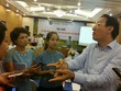 Ông Phan Đăng Tuất trong vòng vây của báo chí sáng ngày 15/7