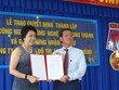 Ông Đinh Quốc Thái, Chủ tịch UBND tỉnh Đồng Nai trao quyết định thành lập Khu công nghiệp công nghệ cao Long Thành cho bà Somhatai Panichewa, Tổng giám đốc Công ty cổ phần Amata Việt Nam