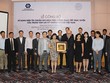 Chủ tịch VSD bà Phương Hoàng Lan Hương trao quà lưu niệm cho ông Alain Raes, Tổng giám đốc khu vực châu Á - Thái Bình Dương và khu vực châu Âu - Trung Đông - 
châu Phi của SWIFT, với sự chứng kiến của lãnh đạo UBCK và các thành viên của VSD 