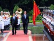 Thủ tướng Nguyễn Tấn Dũng và Thủ tướng Vương quốc Anh David Cameron duyệt Đội Danh dự. Ảnh: VGP