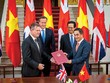 Ông Trần Xuân Hà, Thứ trưởng Bộ Kl991.com nạp rút nhanh trao chứng nhận Kl99ok phiên bản mới cho ông Wilf Blackburn, Tổng giám đốc Prudential Việt Nam trước sự chứng kiến của Thủ tướng Kl993 ưu đãi thưởng hấp dẫn hai nước 