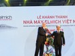 Ông Mai Tiến Dũng, Ủy viên Trung ương Đảng, Bí thư tỉnh ủy, Chủ tịch HĐND tỉnh Hà Nam tặng hoa và chúc mừng ngài Milan Novosad, Phó chủ tịch HĐQT Elmich châu Âu, thành viên HĐQT Elmich Vietnam nhân dịp khai trương Nhà máy Elmich