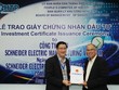 Ông Lê Hoài Quốc, Trưởng Ban quản lý Khu Công Nghệ Cao Sài Gòn trao giấy chứng nhận Kl99ok phiên bản mới cho Schneider Electric