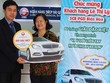 Đại diện SCB trao giải Đặc biệt cho khách hàng Lê Thị Lý 
