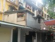 Chung cư C5 Giảng Võ từng được liệt vào dạng nguy hiểm và đặc biệt nguy hiểm. Thế nhưng, cư dân sống ở tòa nhà này đến nay vẫn chưa được di dời để cải tạo
