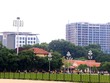 Tòa nhà 8B Lê Trực (bên phải) xây vượt chiều cao cho phép 16m, tương đương với 5 tầng