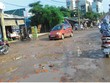 Mật độ dân cư quá cao khiến các tuyến đường như Lĩnh Nam, Tam Trinh bị xuống cấp trầm trọng.
ảnh: Trang Ninh